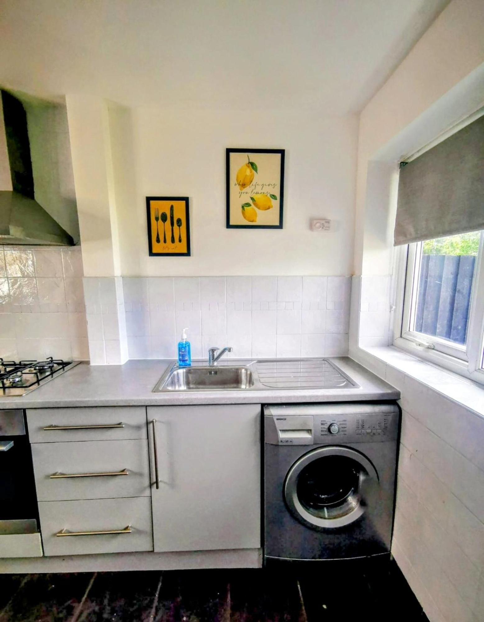 No 7 - Bright, Spacious 3 Bed Home With Parking & Wifi Huyton Exterior photo