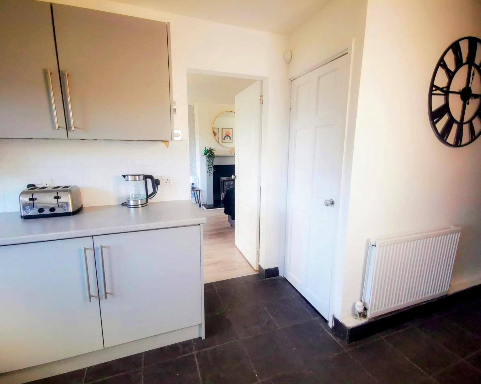 No 7 - Bright, Spacious 3 Bed Home With Parking & Wifi Huyton Exterior photo