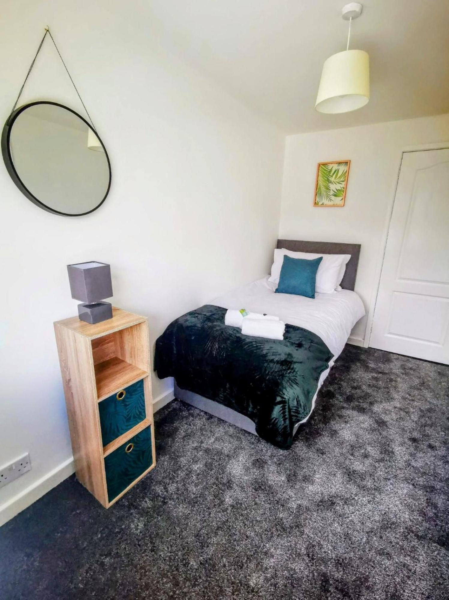 No 7 - Bright, Spacious 3 Bed Home With Parking & Wifi Huyton Exterior photo